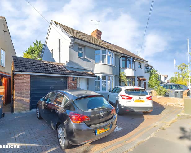 This Alexandra Avenue semi-detached home offers driveway parking and a garage in a sought-after residential part of Luton.