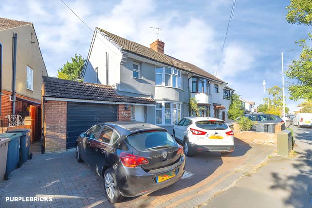 This Alexandra Avenue semi-detached home offers driveway parking and a garage in a sought-after residential part of Luton.