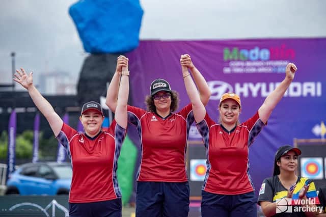 De gauche à droite : Ella Gibson remporte l'or à Medellin, l'équipe féminine poulies remporte l'argent, l'équipe féminine classique remporte l'argent.