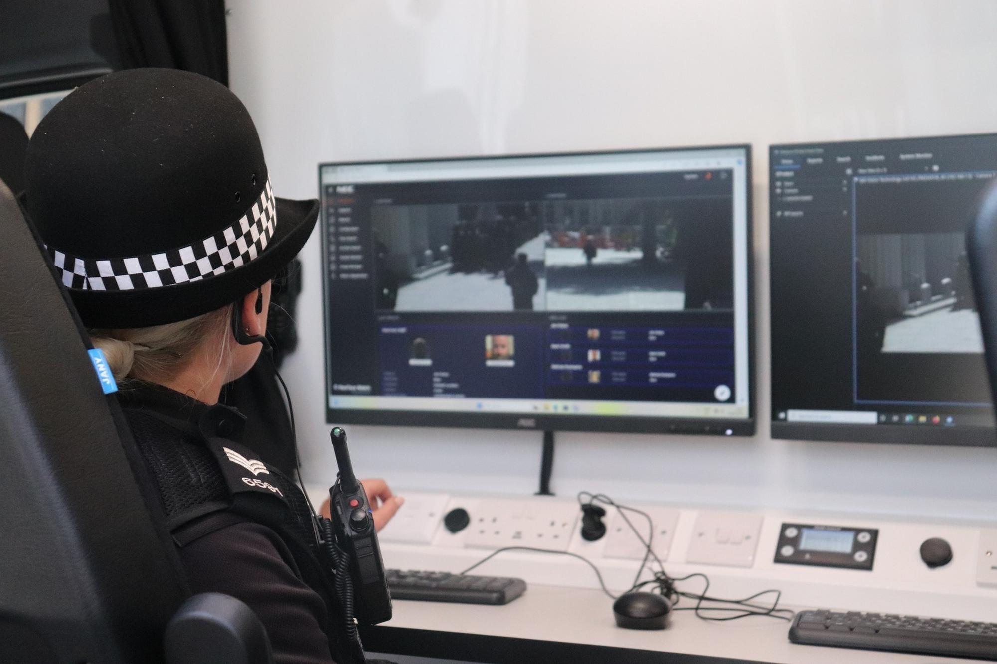 Watch police chase down man wanted for firearms offences in Luton after ...