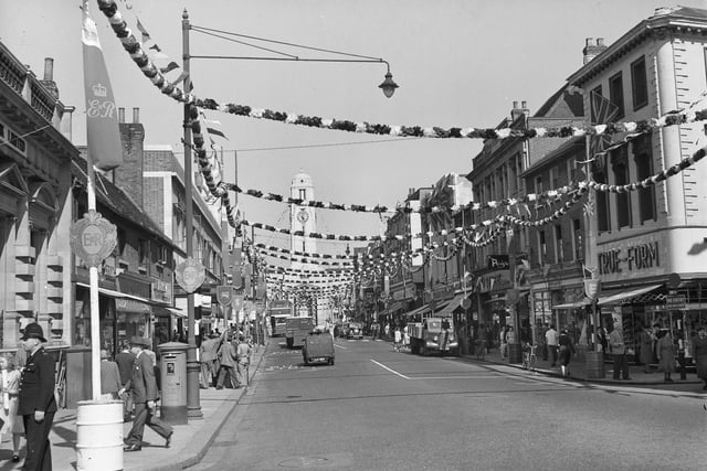 'E II R' boards were put on lampposts while paper decorations and flags adorned the sky above the roads.