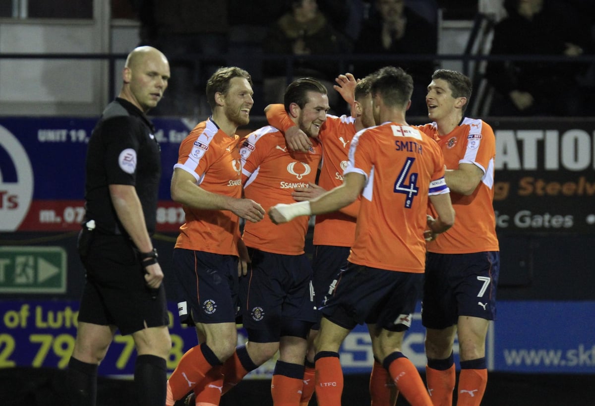 Former Luton Town duo agree to join League Two promotion chasers Wrexham