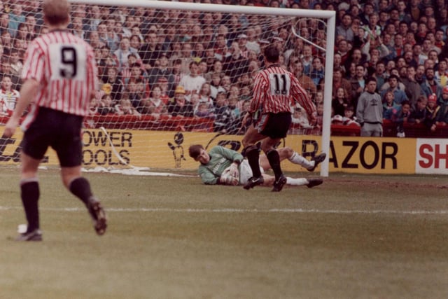 After starting the season and playing the opening 17 matches, loanee Steve Sutton then came in, with Chamberlain eventually winning his place back once the Forest stopper was recalled and Mervyn Day's brief spell in the side finished. Began the final seven games, but was beaten twice at Meadow Lane as Town were relegated. Left in 1993 to go to Sunderland then Watford three years later, leaving Vicarage Road in December 2017 after having a number of coaching roles at Luton's main rivals.