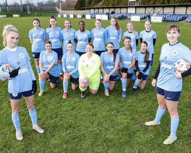AFC Dunstable Women's Team with new kit sponsorship 