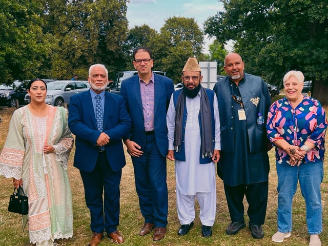 Left to right: Cllr Zainab Raja, Riaz Butt, Tahir Malik, Maulana Abdul Aziz Chisti Qazi (MBE), Mohammed Tariq from Inspire FM, and Chair of Luton Foodbank, Liz Stringer.