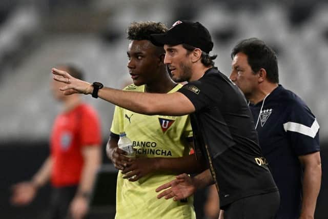 Liga de Quito coach Luis Zubeldia gives instructions to midfielder Oscar Zambrano - pic: MAURO PIMENTEL/AFP via Getty Images