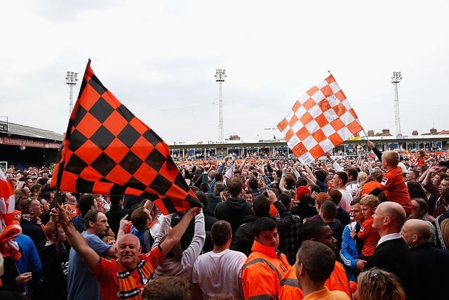 LUTON, ENGLAND - APRIL 21: Luton Town supporters invade the pitch after their side won the Skrill Conference Premier match between Luton Town and Forest Green at Kenilworth Road on April 21, 2014 in Luton, England.  (Photo by Harry Engels/Getty Images):d