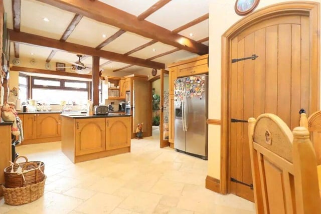 The stunning kitchen/breakfast room continues the oak theme