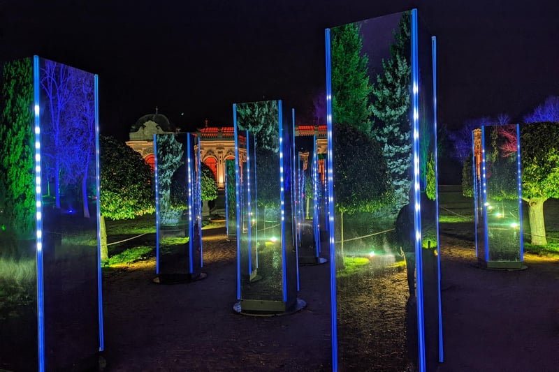 25 mirrored monoliths as part of the installation ‘Continuum’ at the light trail
