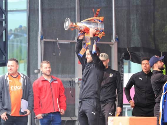 Andrew Shinnie lifts the League One trophy
