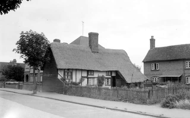 Compton Avenue thatched cottages in 1948